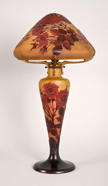 Émile GALLÉ (1846-1904) Lampe en verre multicouche