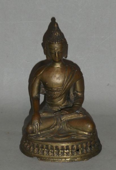 Bouddha en bronze dans la position de la...