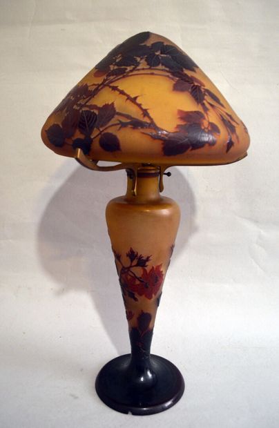 Émile GALLÉ (1846-1904) Lampe en verre multicouche Émile GALLÉ (1846-1904)
Lampe...
