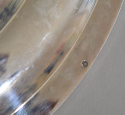 null PLAT rond en argent bordure de perles
Poinçons tête de Minerve
Poids : 950 g...