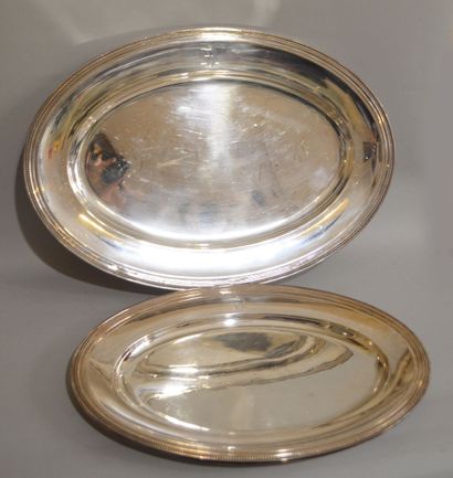 null CHRISTOFLE
Deux plats ovales en métal argenté, bordures de perles, ailes monogrammées...
