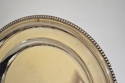 null PLAT rond en argent bordure de perles
Poinçons tête de Minerve
Poids : 950 g...