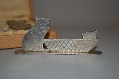 null SUITE de 12 PORTE-COUTEAUX en métal argenté à décor de chats.
L. 10 cm