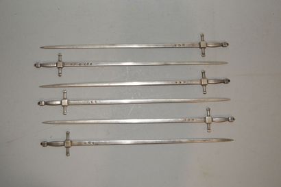 null ODIOT
SUITE de SIX ATTELETS argent en forme d'épée
Poinçons 2e Coq Paris (1809-1819)
Maître...