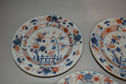 null TROIS ASSIETTES en porcelaine Imari de la Compagnie des Indes
Époque début XIXe
Diamètres...