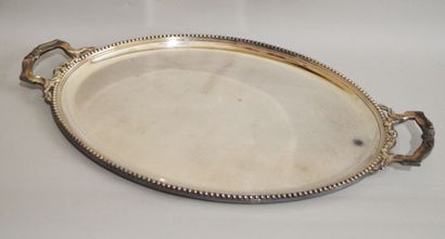null PLATEAU à deux poignées en métal argenté, bordure de perles
L. 61,5 cm