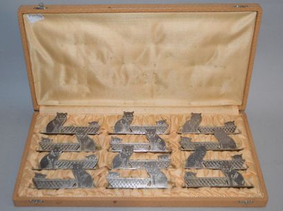 null SUITE de 12 PORTE-COUTEAUX en métal argenté à décor de chats.
L. 10 cm