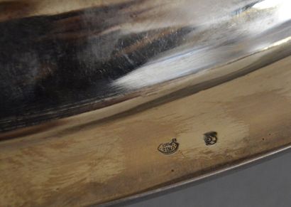 null PLATEAU à deux poignées en métal argenté, bordure de perles
L. 61,5 cm