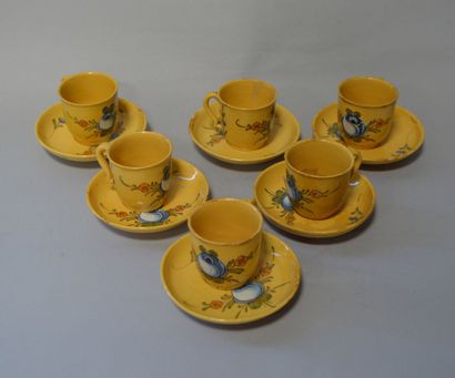 null MONTPELLIER
Ensemble de 6 tasses et sous-tasses en faïence fond jaune à décor...