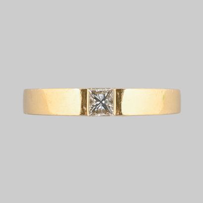 null CARTIER
Lanyard" ring in 750 thousandths gold set with a princess-cut diamond,...