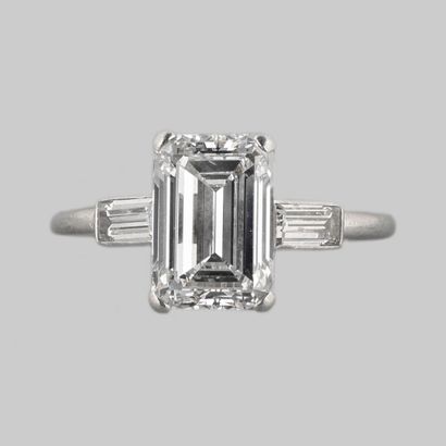 
                         
                             CARTIER Bague solitaire or gris 750 millièmes ou platine, sertie d'un diamant taille émeraude
                         
                         