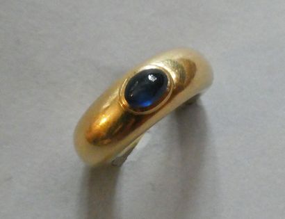 null CHAUMET
Ring in 750 thousandths gold with sapphire cabochon, engraved inside...