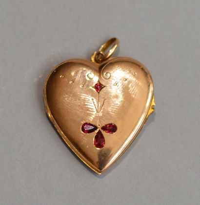 null 750 thousandths gold pendant forming a heart-shaped photo holder adorned with...