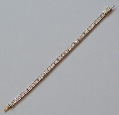 null Line bracelet in 750 thousandths gold set with 30 brilliant-cut diamonds, each...