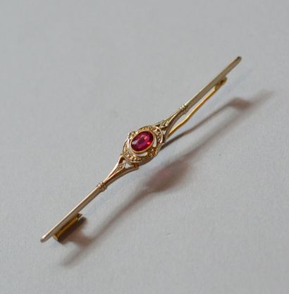 null 750 thousandths gold and red stone brooch
Gross weight: 2.8 g 