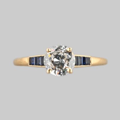 null Mounting CARTIER
Solitaire ring in 750-milliliter gold set with a half-cut diamond...