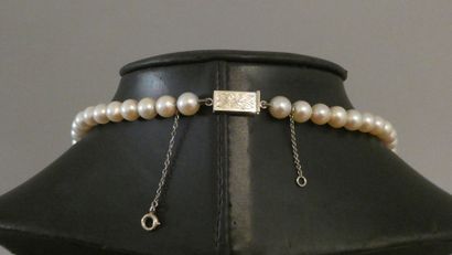 null Necklace of 89 choker cultured pearls, 7 mm diameter, white gold 750 thousandths...