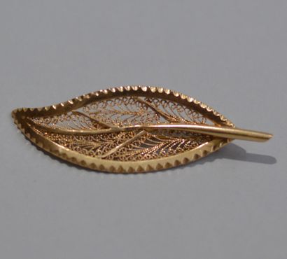null Gold leaf brooch 750 thousandths ??? watermarked
Weight : 14 g (AC)