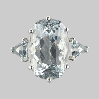 null 750 thousandths white gold ring set with a 12.57-carat aquamarine (ALGT Antwerp...