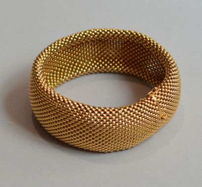 null Gold cuff bracelet, 750 thousandths, flexible mesh
Weight: 71.2 g - L. 22 cm...