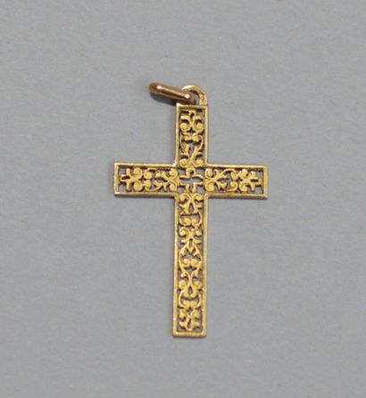 null Openwork pendant cross in 750 thousandths gold
Weight : 1,1 g 