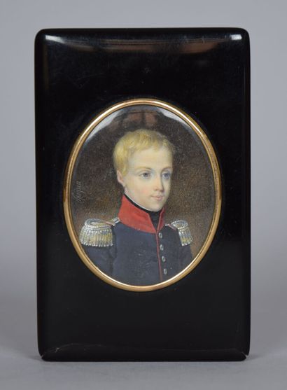 RARE TABATIERE en or et en écaille noir, au centre une miniature ovale avec le portrait du Duc de Bordeaux