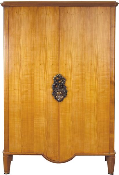 André ARBUS (1903-1969) André ARBUS (1903-1969)
Varnished sycamore cabinet, gilt... Gazette Drouot