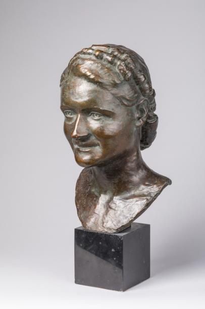  Jules LELEU (Boulogne-sur-Mer, 1883 - Paris, 1961)
Buste d'Annie Grappain,
chef... Gazette Drouot