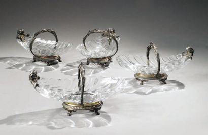 null SUITE DE QUATRE PRÉSENTOIRS COQUILLE en cristal, belle monture en argent à quatre...