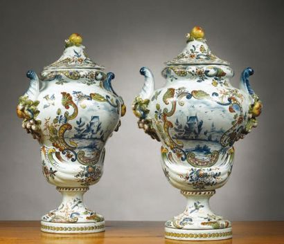 null ROUEN (GENRE DE) Paire de vases couverts de forme balustre, munis d'anses en...