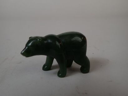 null Sujet en pierre dure vert épinard en forme d'ours. (Long. : 5 cm)