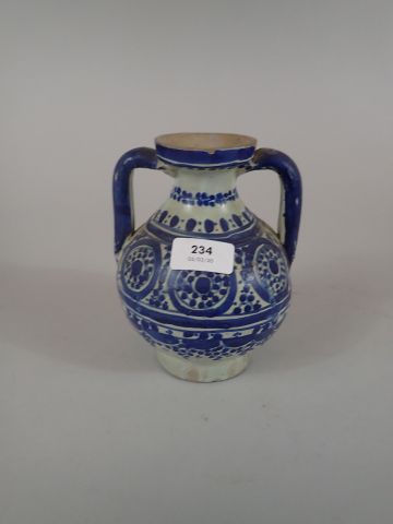 null IRAN. Vase pansu à anses en céramique à glacure bleue à décor de motifs géométriques....