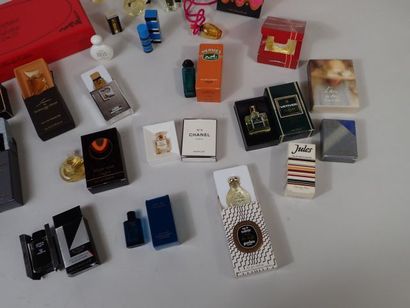null Collection de miniatures de parfum ou mignonettes, dont Nina Ricci, Hermès,...