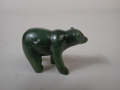 null Sujet en pierre dure vert épinard en forme d'ours. (Long. : 5 cm)