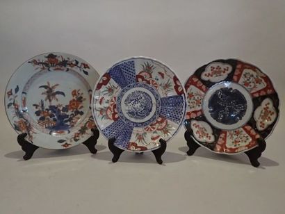 null Ensemble de trois assiettes en porcelaine imari. Japon, XIXe siècle. (Diam....