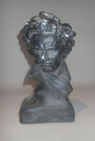 null Buste de Ludwig Van Beethoven en plâtre, patine noire. Travail du Xxème siècle....