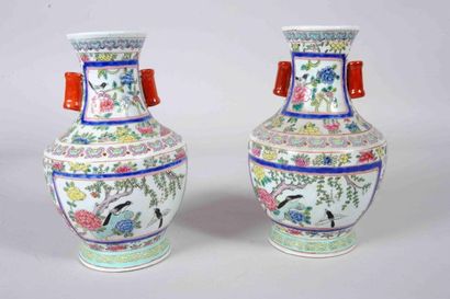 null Paire de vases balustres en porcelaine et émaux polychromes, à décor d'oiseaux...