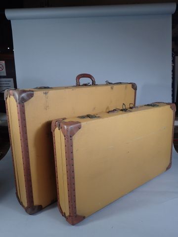 null Ensemble de deux valises gainées de toile enduite jaune, poignées et empiècements...