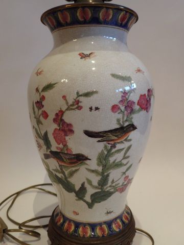 null Vase en porcelaine craquelée à décor d’oiseaux branchés, monture en bronze....
