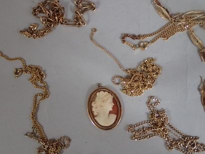 null Lot de bijoux en métal doré et plaqué or, comprenant notamment un pendentif...