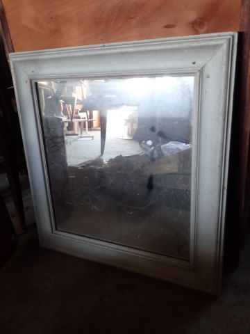 null Miroir rectangulaire, cadre en bois rechampi gris. (Dim. : 78,5 x 74,5 cm) (petits...