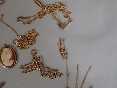 null Lot de bijoux en métal doré et plaqué or, comprenant notamment un pendentif...