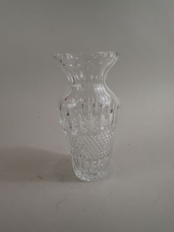 null Vase en cristal translucide blanc taillé à décor de pointe de diamants et de...