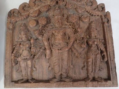 null Panneau en bois sculpté figurant Lakshmi, l'une des épouses de Vishnu, divinité...