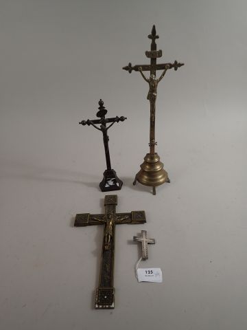 null Lot religieux comprenant une croix en métal argenté montée en broche (H. : 4,5...