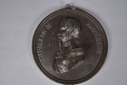 null « Napoléon III – Empereur » médaillon en fonte de fer. Diamètre : 22,7 cm. Avec...