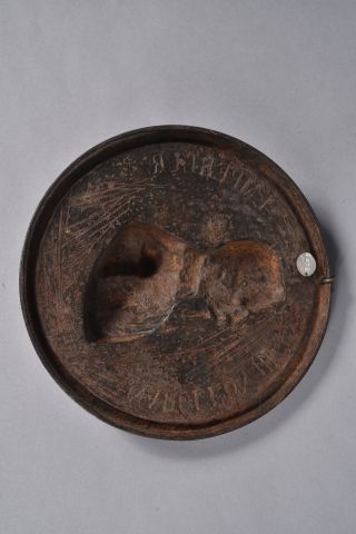 null « Napoléon III – Empereur » médaillon en fonte de fer. Diamètre : 22,7 cm. Avec...