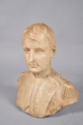 null « Napoléon 1er » Buste en albâtre. Hauteur 36 cm.
