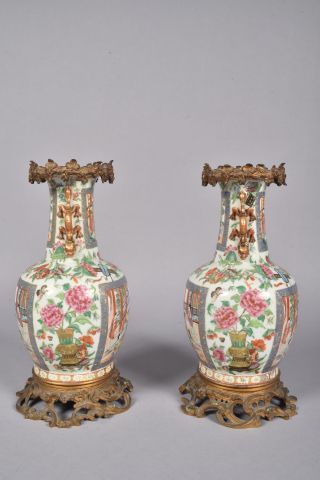 null Paire de vases en porcelaine de Canton à fond céladon à décor en réserves de...