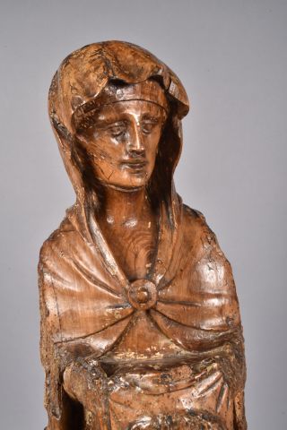 null "Sainte Véronique portant son voile" statue en tilleul avec traces de polychromie....